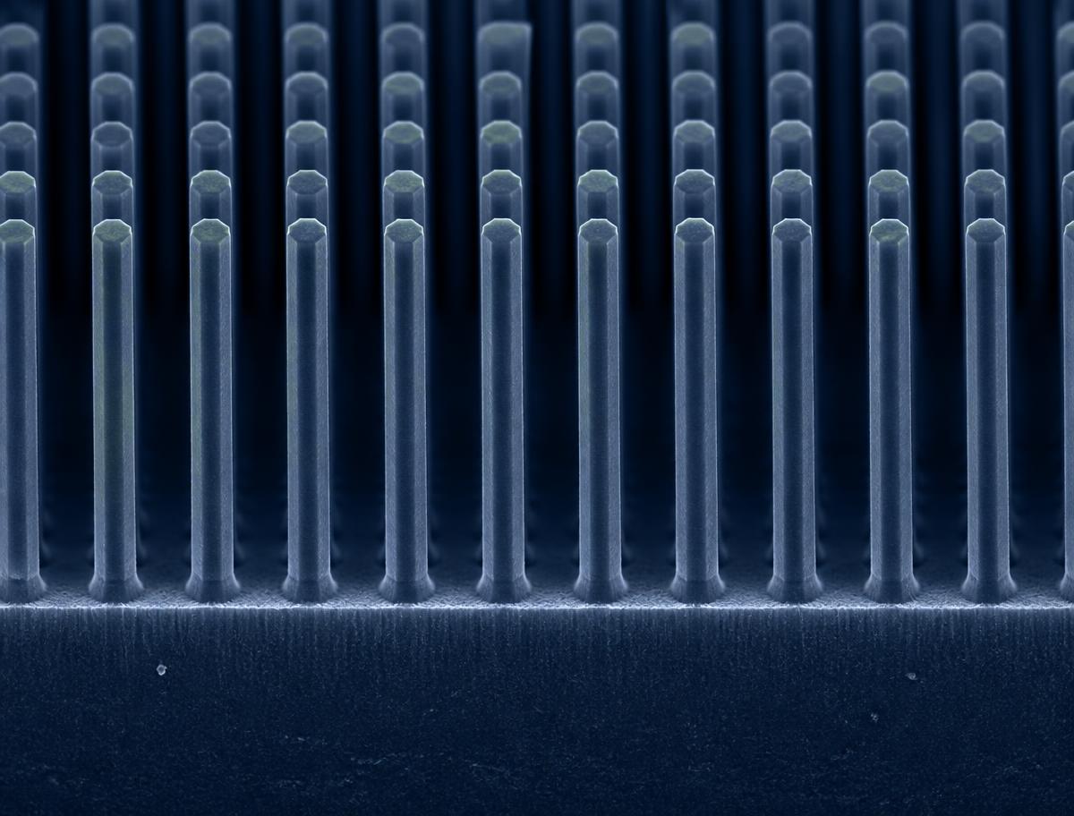 Schematisk visualisering av vertikala nanotrådar på ett halvledarsubstrat